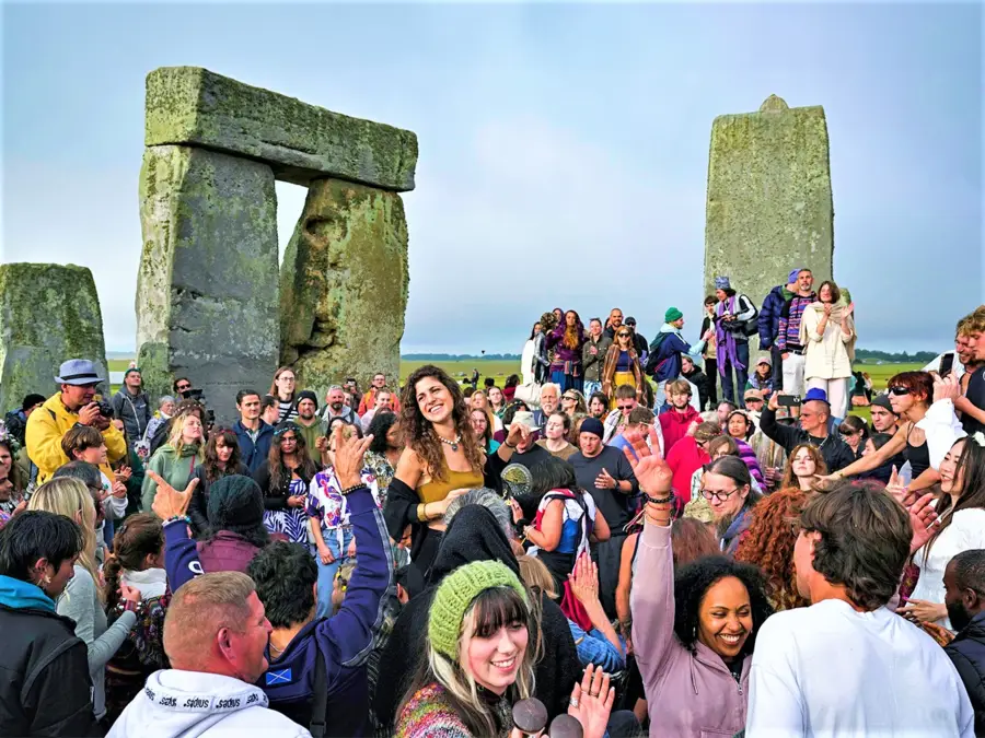 how far is stonehenge from london